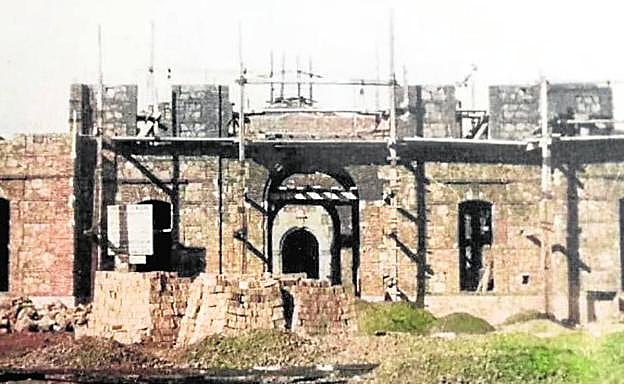 Fotografía inédita hasta ahora de la construcción de la antigua prisión, recuperada por el grupo de Facebook 'Fotos Antiguas de Murcia y sus Murcianos'.