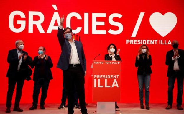 El candidato a la presidencia de la Generalitat por el PSC, Salvador Illa, celebra los resultados electorales hoy domingo en la sede del Partido Socialista en Barcelona