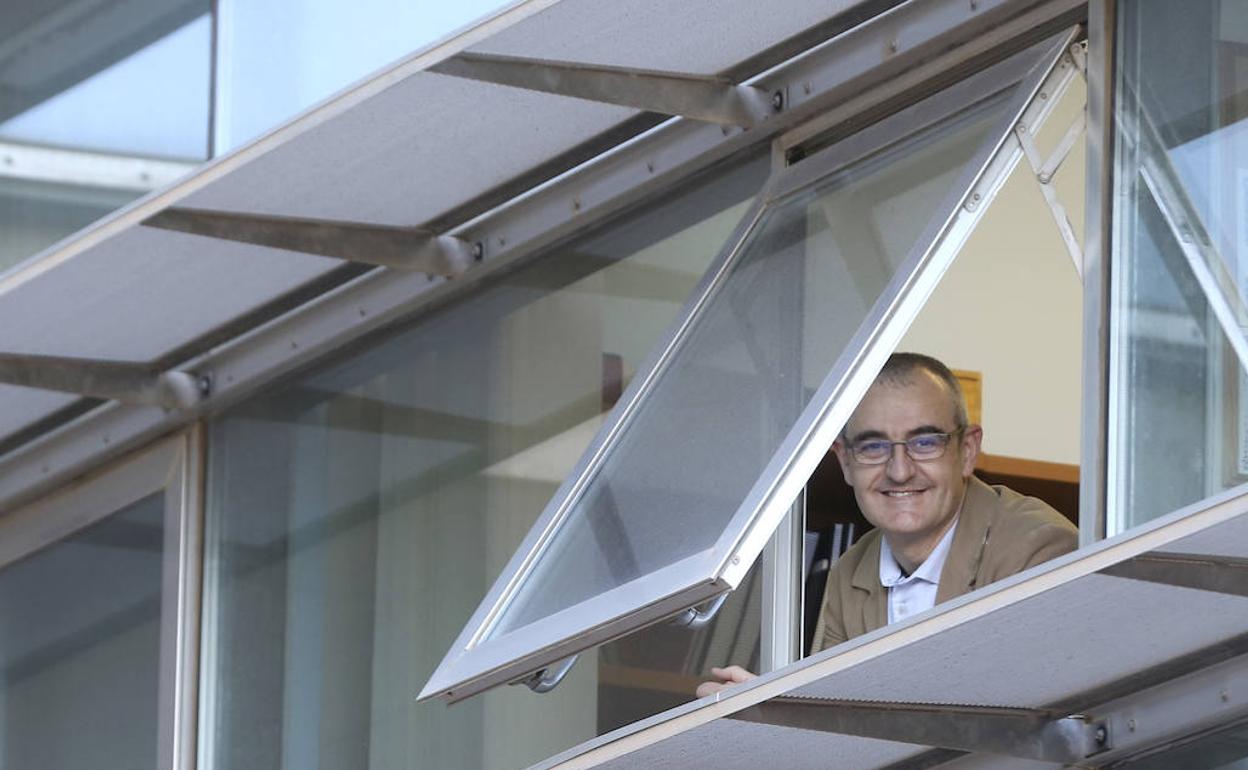 César Nebot se asoma a la ventana de su despacho en la Facultad de Economía de la Universidad de Murcia. 