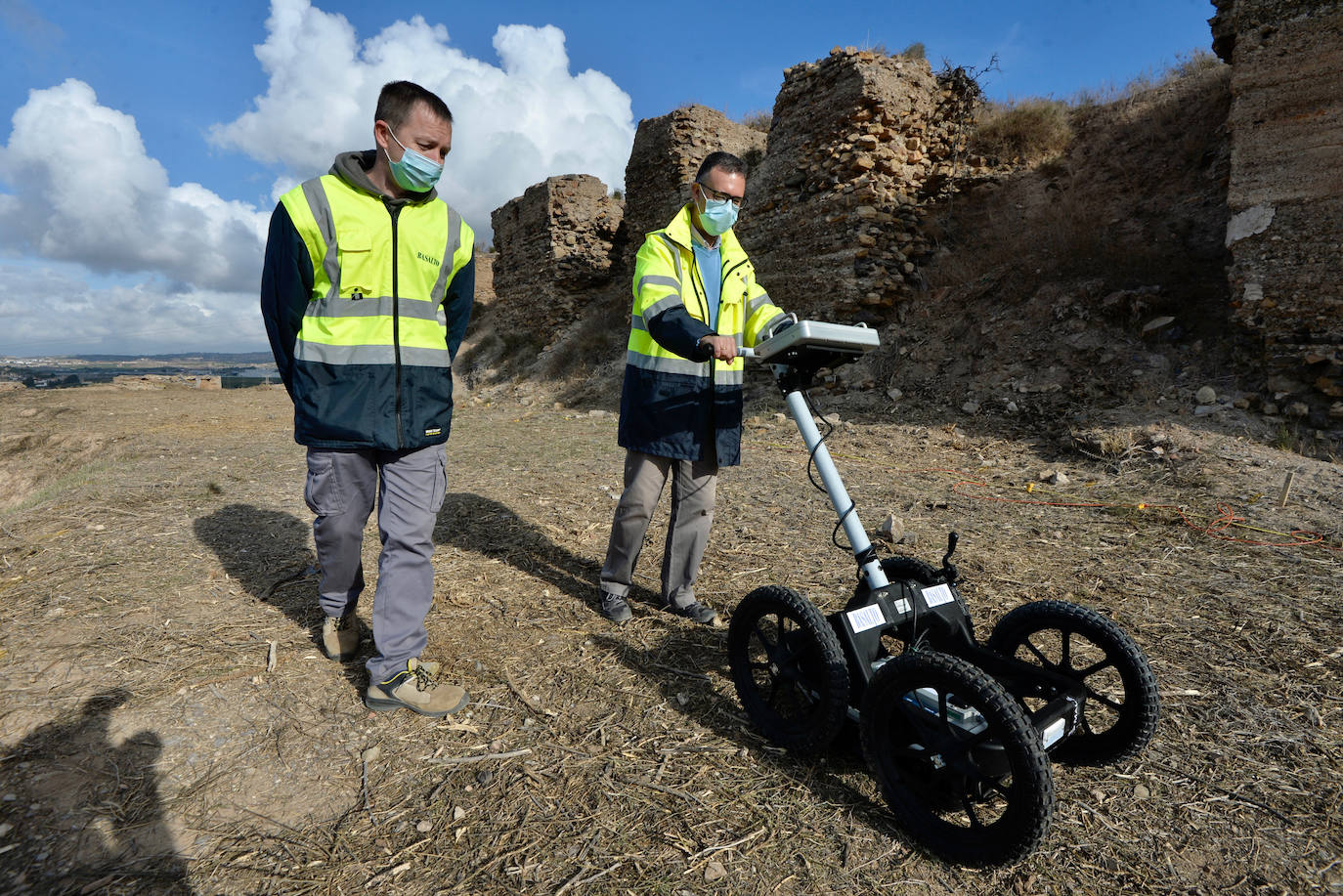 Fotos: Visita al Palacio Mardanisí del Castillejo de Monteagudo, donde comienzan los trabajos de georradar
