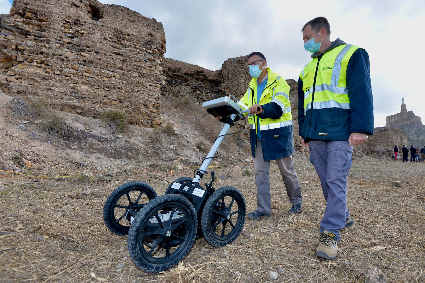 Fotos: Visita al Palacio Mardanisí del Castillejo de Monteagudo, donde comienzan los trabajos de georradar
