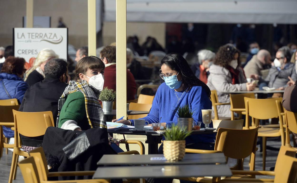 Dos chicas toman un café en una terraza de un bar de Murcia, en una imagen de archivo.