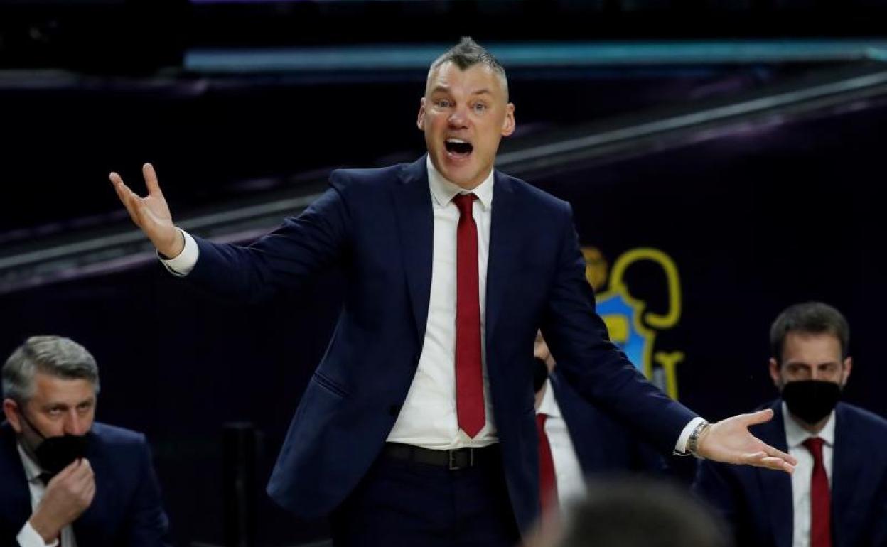 Sarunas Jasikevicius transmite instrucciones desde el banquillo del Barça.