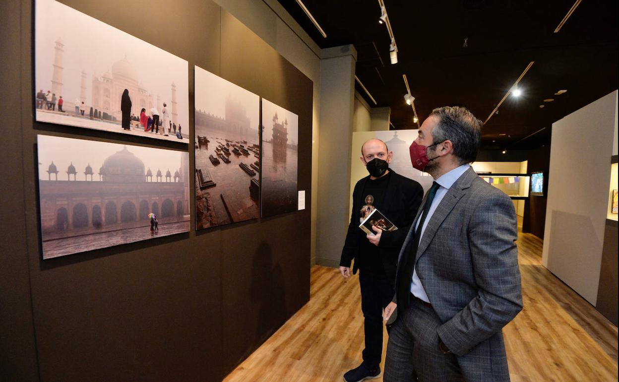 El director general de Bienes Culturales, Rafael Gómez, y el artista murciano Luis Sáez, en la muestra 'Ganges, el río sagrado', que se podrá visitar hasta abril en el Museo Arqueológico de Murcia.