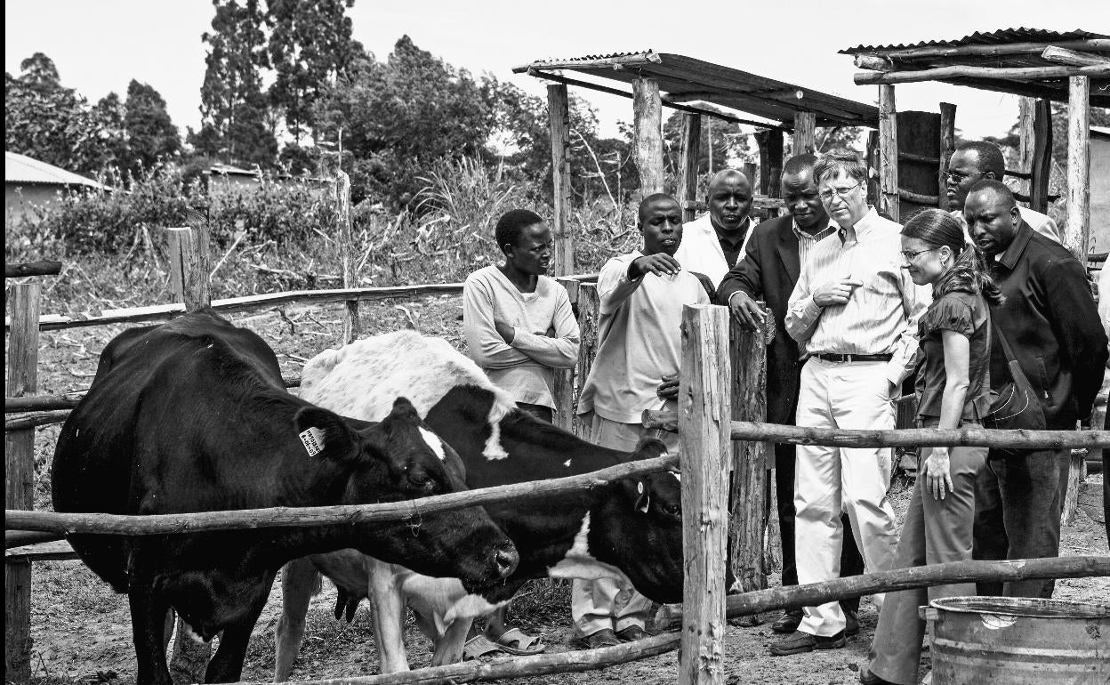 Bill Gates, en una granja de Kenia, en 2009, en una de sus ayudas al desarrollo. 