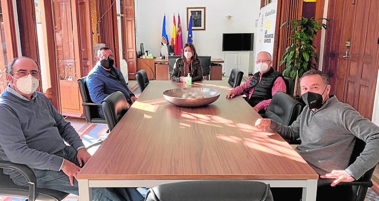 Los miembros de la nueva directiva, junto a la alcaldesa, ayer. 