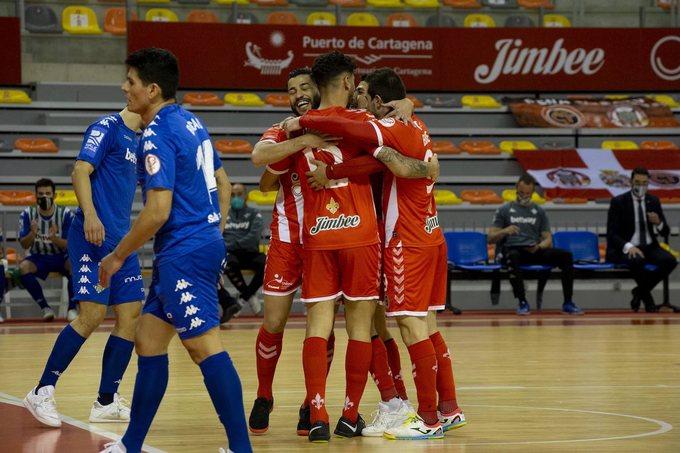 Fotos: Chemi y Waltinho sostienen a un Jimbee que vuelve a ser líder