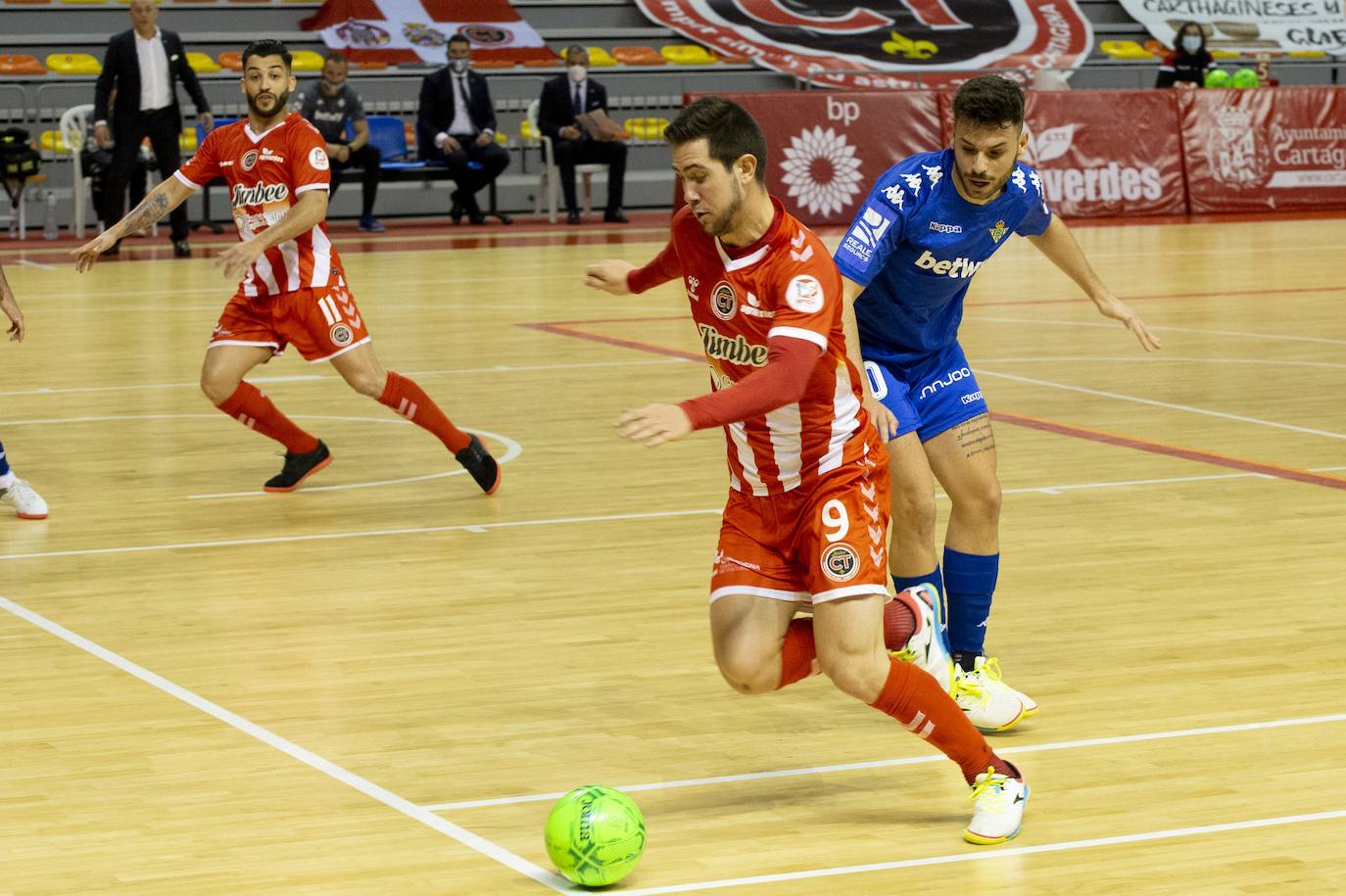 Fotos: Chemi y Waltinho sostienen a un Jimbee que vuelve a ser líder