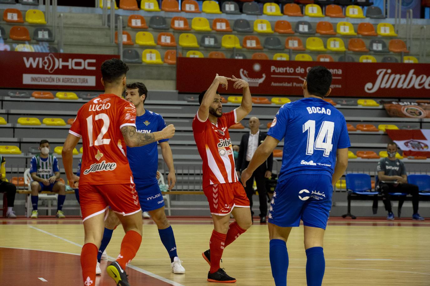 Fotos: Chemi y Waltinho sostienen a un Jimbee que vuelve a ser líder