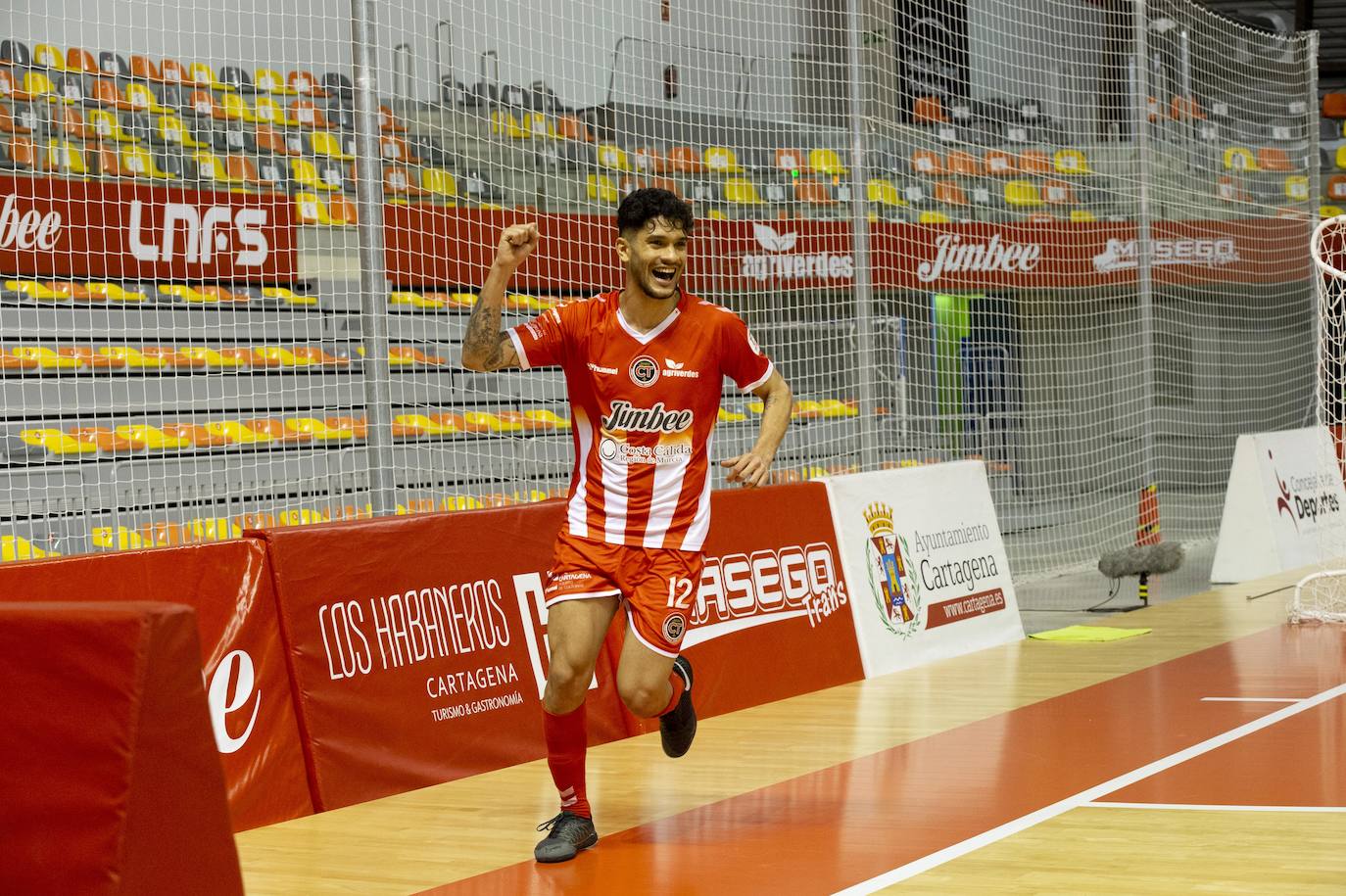 Fotos: Chemi y Waltinho sostienen a un Jimbee que vuelve a ser líder