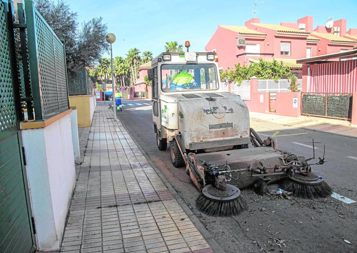 Una barredora y un peón limpian una calle de Islas Menores en una imagen de esta semana. 