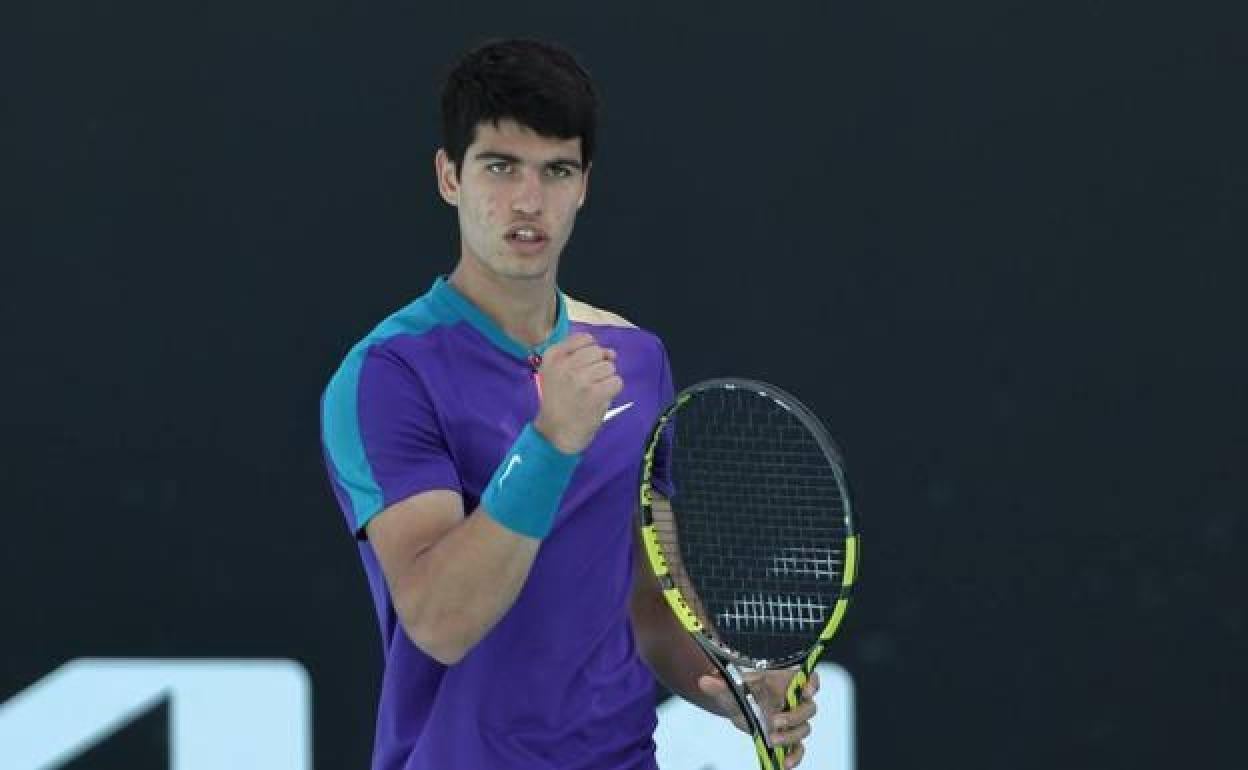 Carlos Alcaraz durante un partido del Open de Australia.