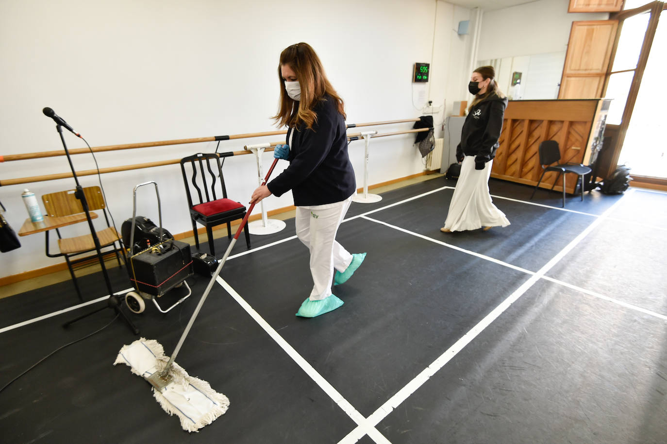 Fotos: Una denuncia obliga al Conservatorio de Murcia a dar clase de danza con mascarilla y las ventanas cerradas