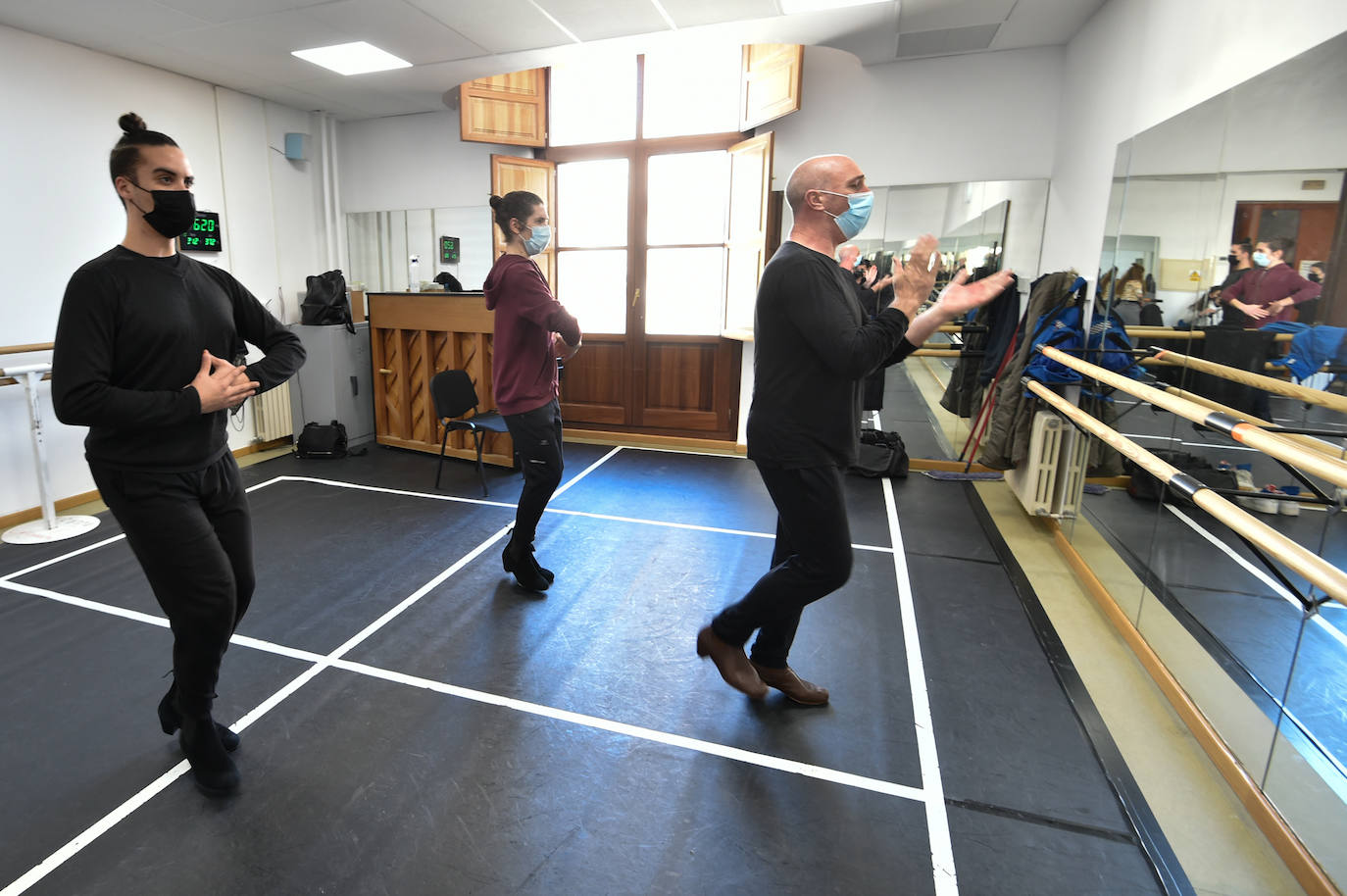 Fotos: Una denuncia obliga al Conservatorio de Murcia a dar clase de danza con mascarilla y las ventanas cerradas