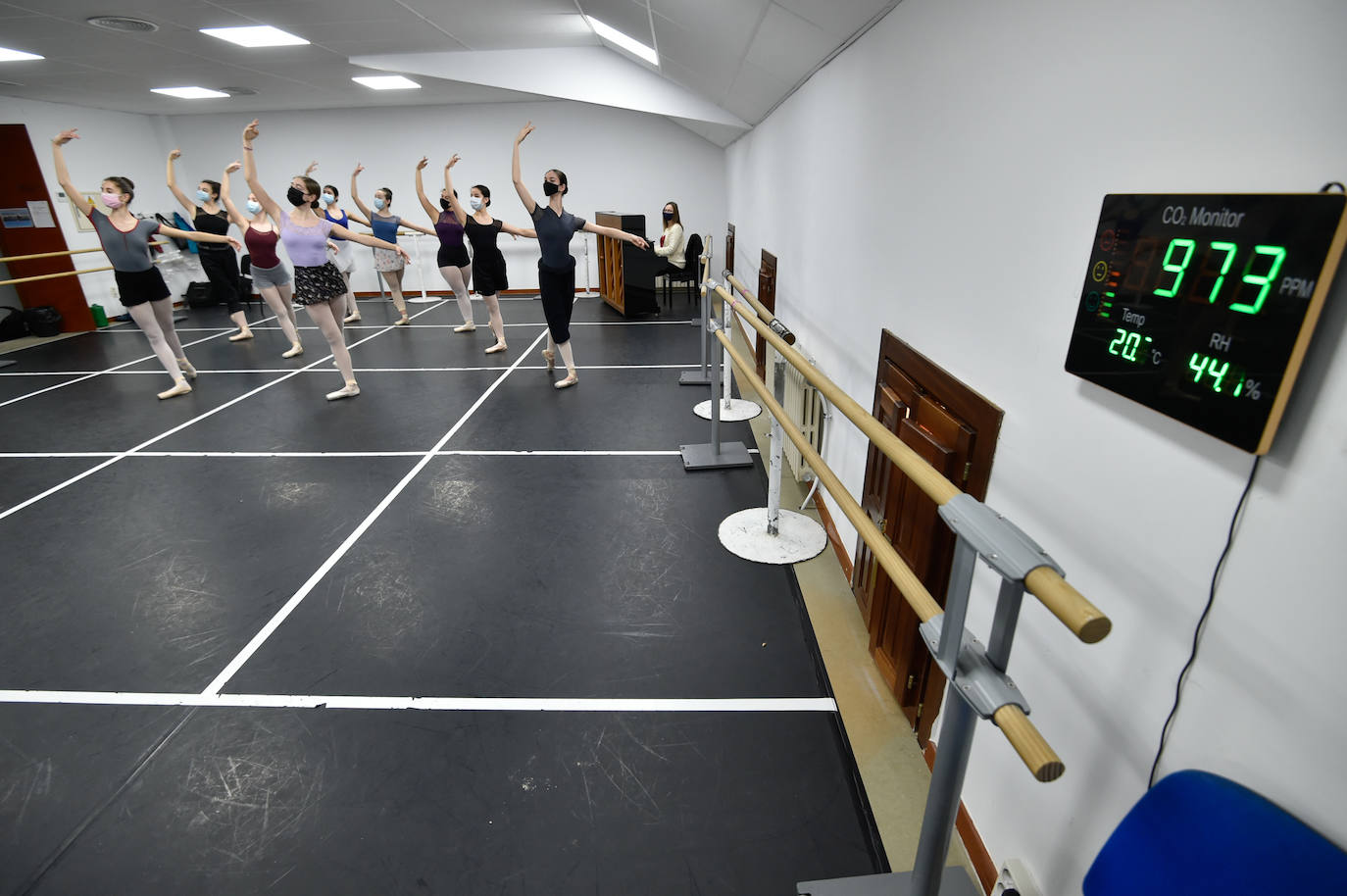 Fotos: Una denuncia obliga al Conservatorio de Murcia a dar clase de danza con mascarilla y las ventanas cerradas