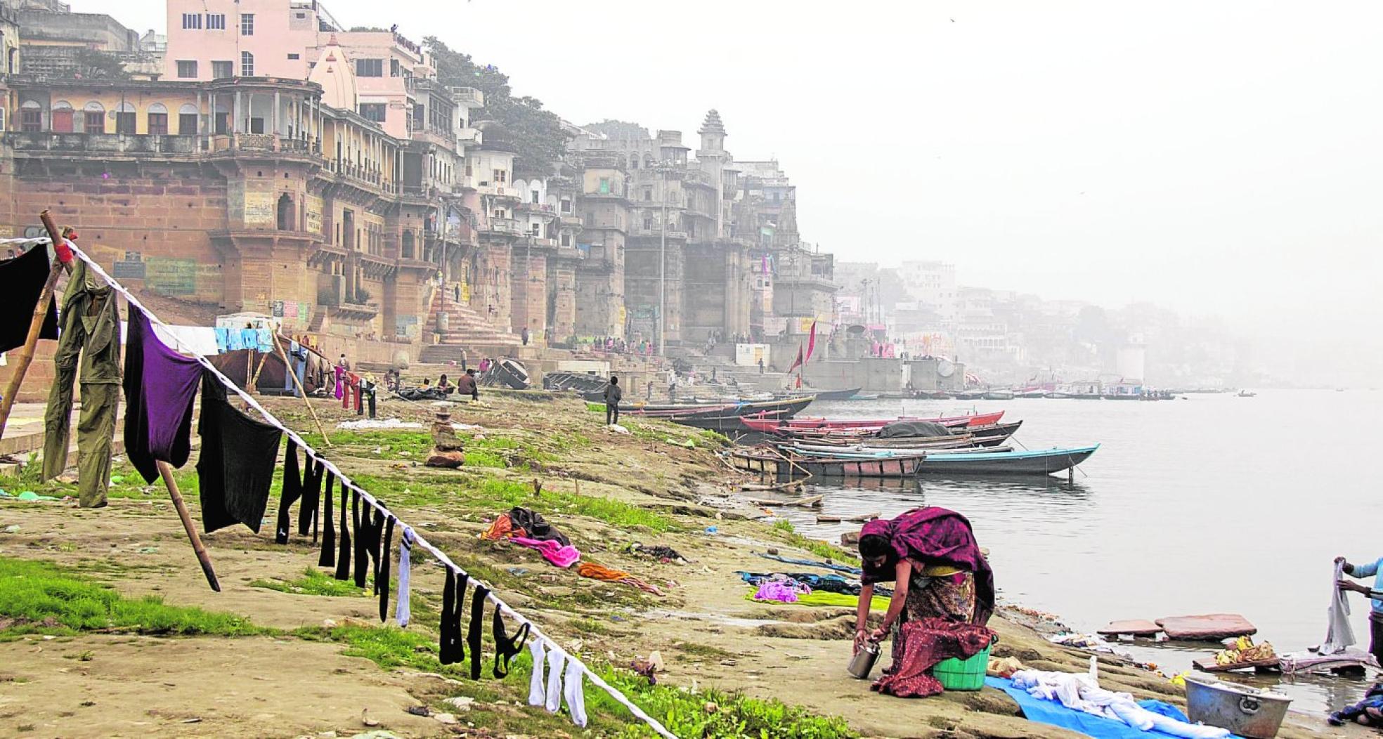 Una mujer lava la ropa a orillas del Ganges, en la ciudad de Benarés. 