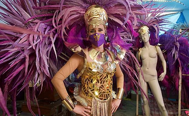 Carolina Cánovas Martínez de la comparsa 'El bollo tierno' y presidenta del Carnaval de Beniaján, con su traje y mascarilla en el local del grupo. 