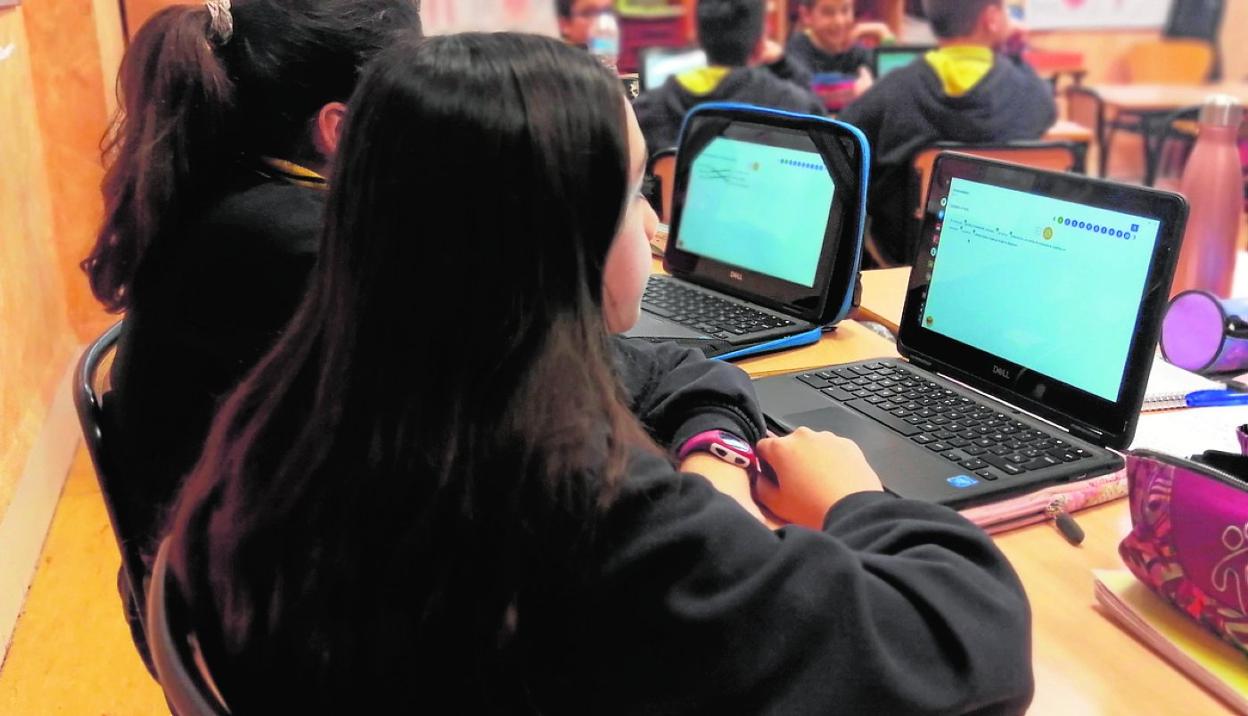 Las tecnologías son una parte esencial de la educación en el centro. 