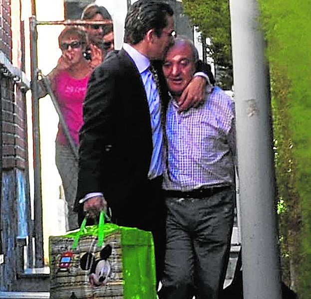 El abogado Raúl Pardo-Geijo besa a su cliente, Valentín Sánchez, a su salida de prisión, en junio de 2012.