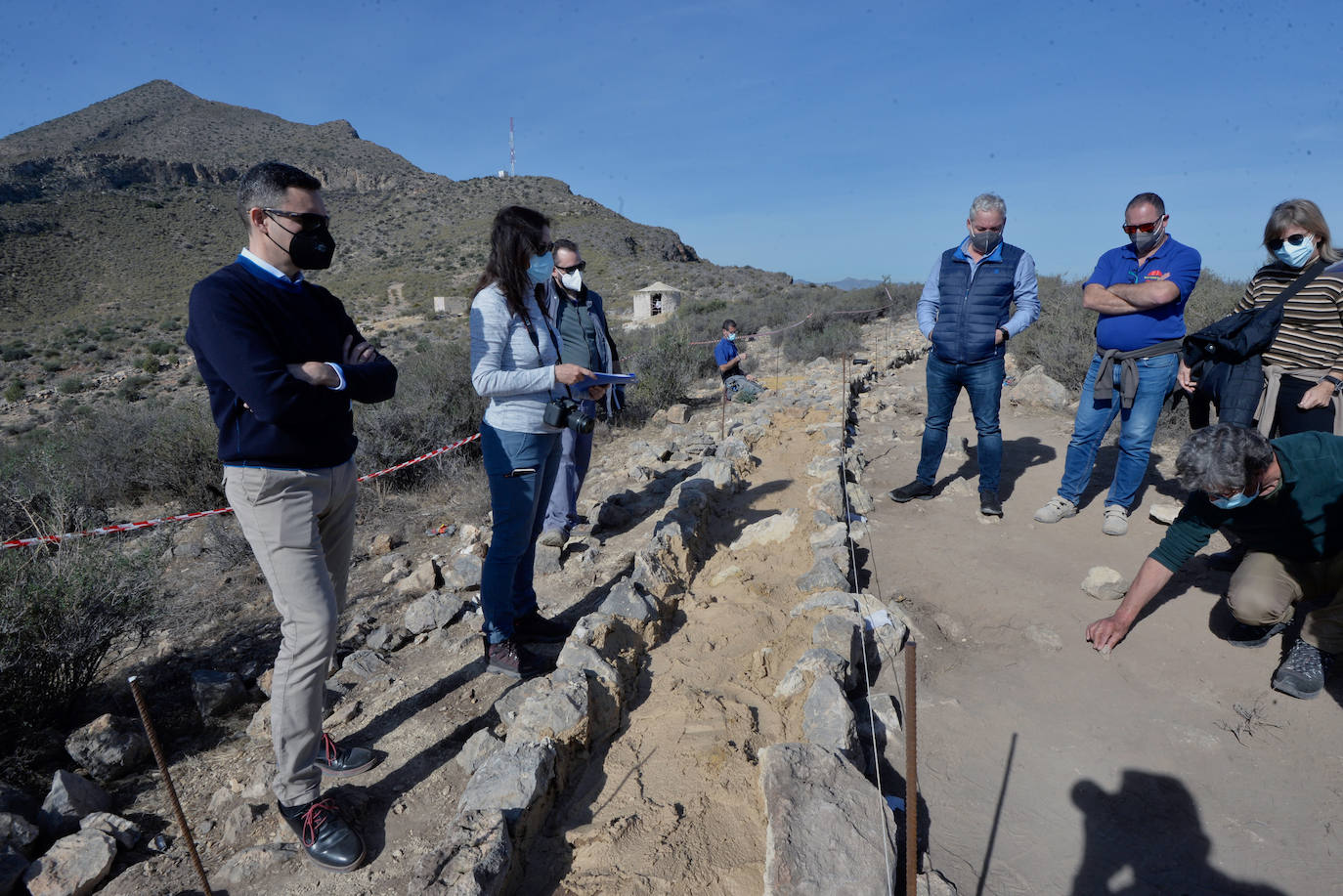 El arquitecto Francisco Javier Jiménez Belló (i), la arqueóloga Consuelo Martínez y el restaurador Hugo Ríos. A la derecha, los arqueólogos Luis Alberto García y María Martínez; Antonio Aznar, de la empresa encargada de las obras, y el concejal de Cultura, Ginés Campillo.