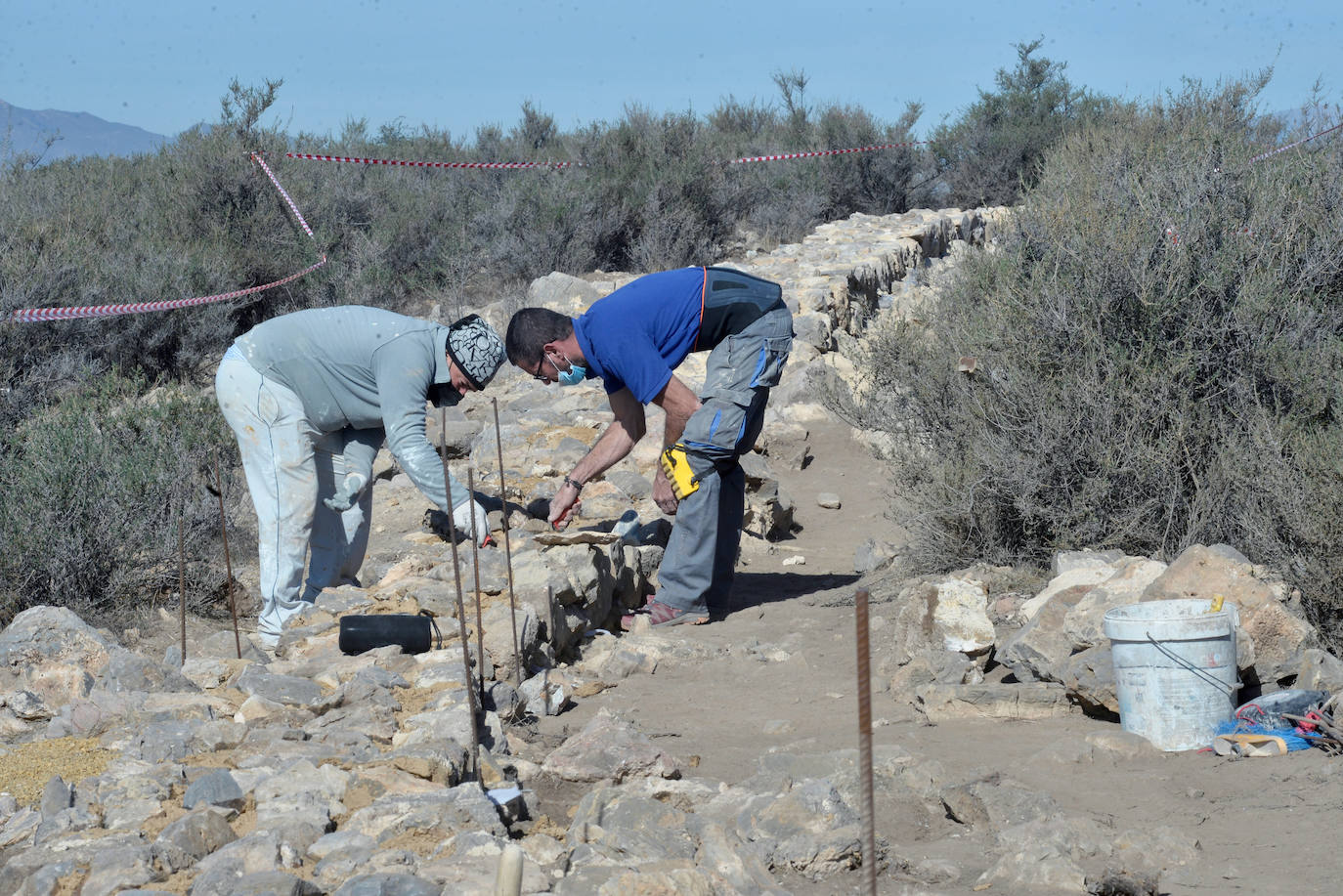 La consolidación de la muralla se realiza siguiendo la investigación arqueológica, con piedra y mortero de cal y arena.