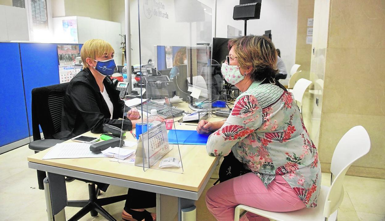 Una funcionaria de la Consejería de Hacienda atiende a una contribuyente. 