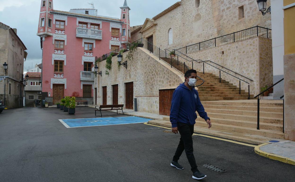 Un vecino de Ulea, el municipio con mayor incidencia, en una fotografía de archivo.