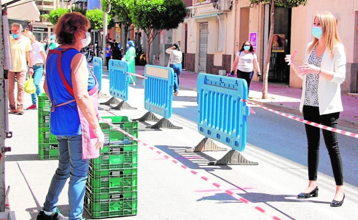 La alcaldesa de Alhama habla con comerciantes del mercado en una foto de archivo.