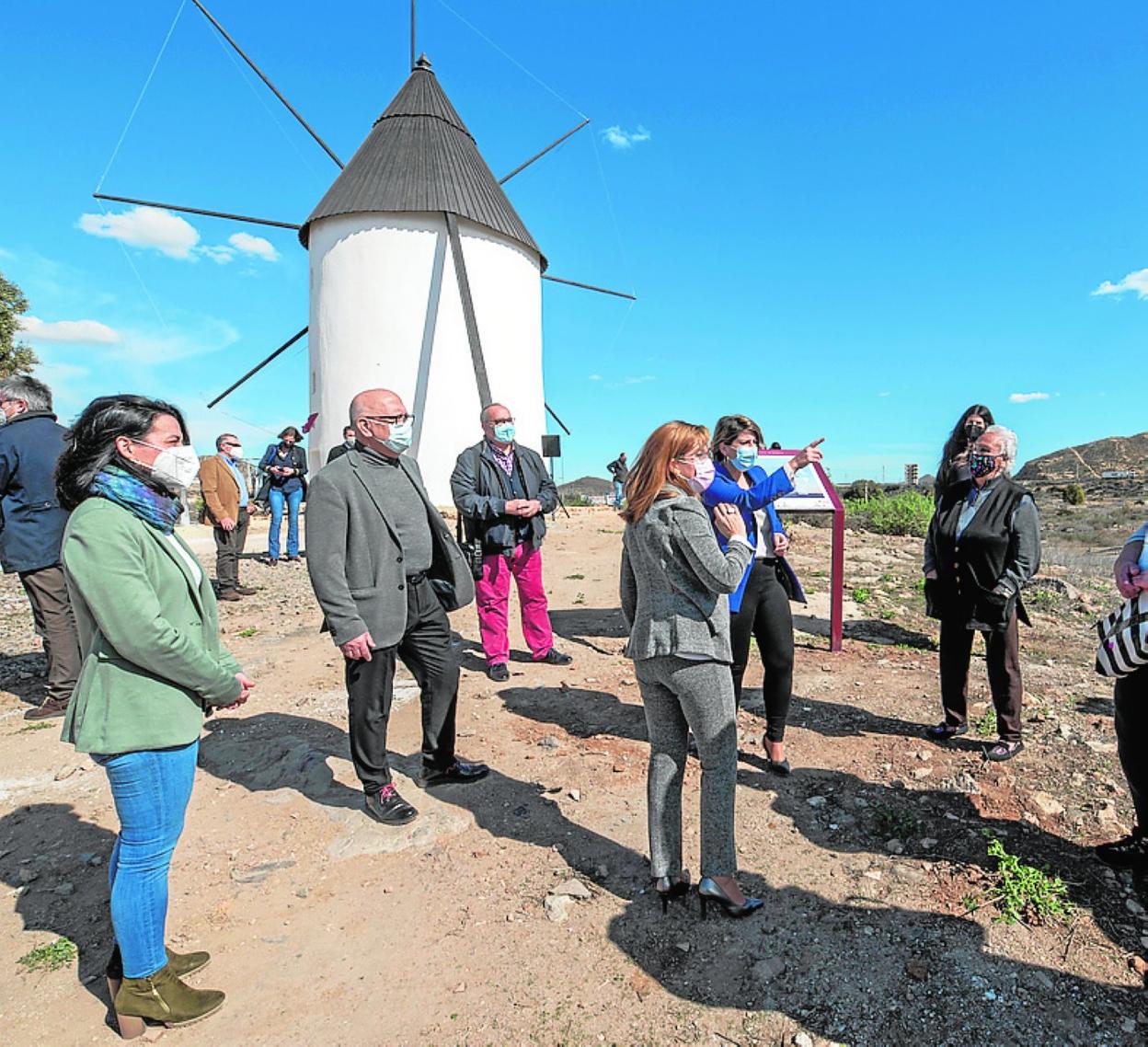 Asistentes a la inauguración, ante el molino recuperado. 