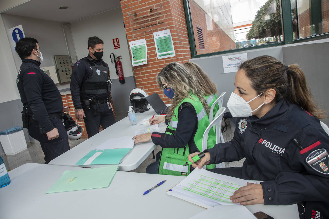 Fotos: Los policías y bomberos de la Región se vacunan contra la Covid-19