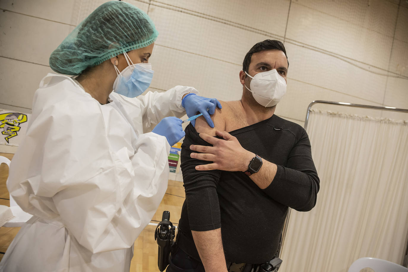 Fotos: Los policías y bomberos de la Región se vacunan contra la Covid-19