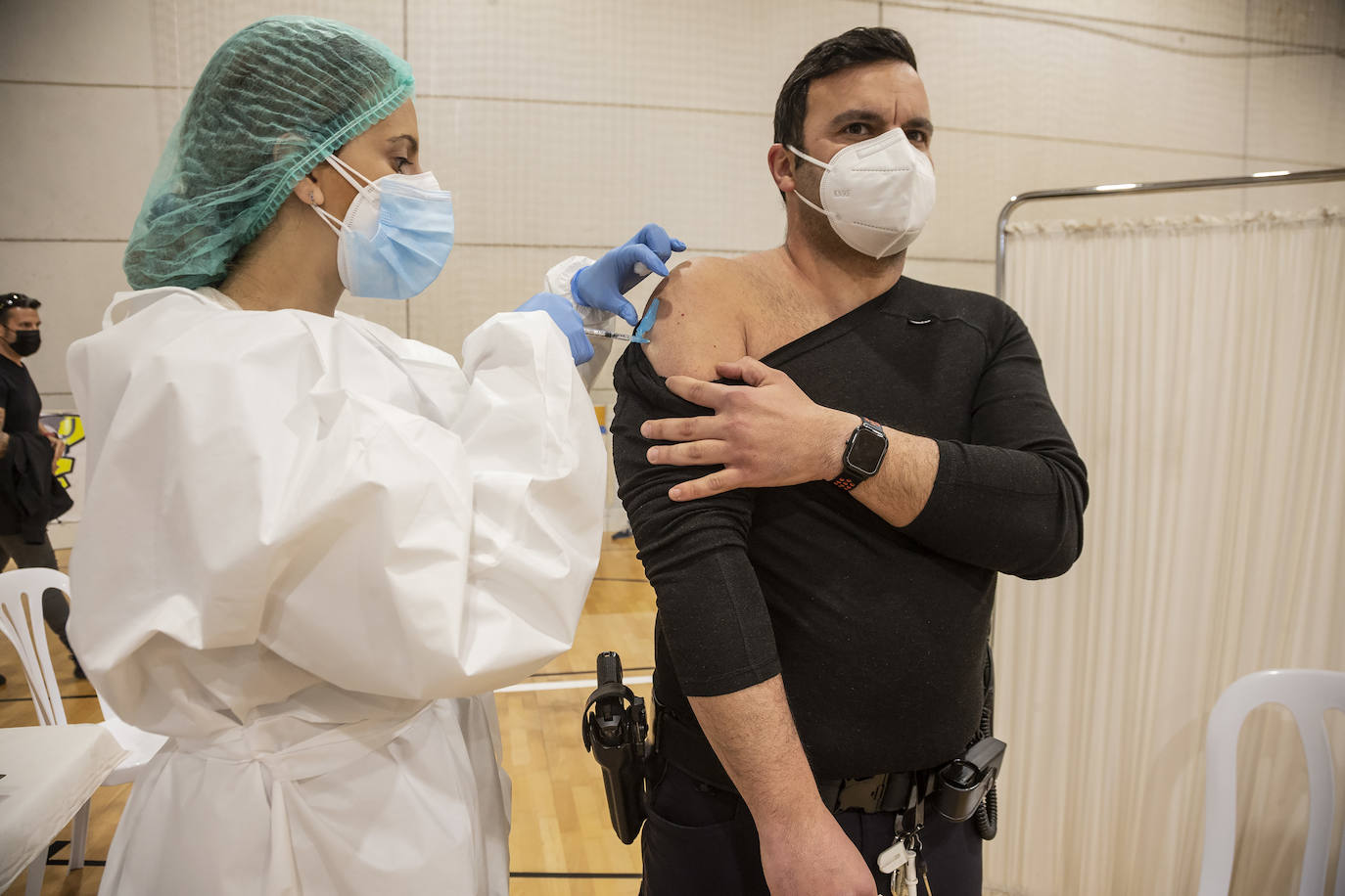 Fotos: Los policías y bomberos de la Región se vacunan contra la Covid-19