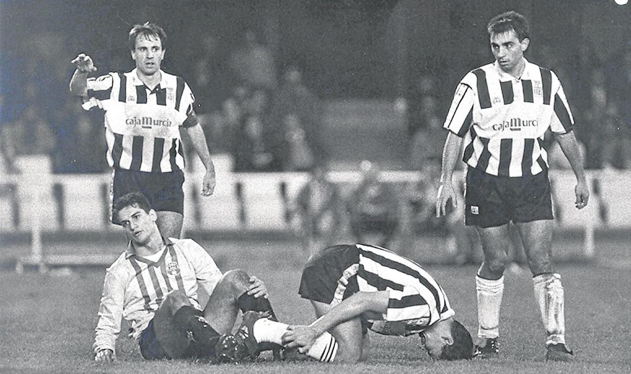 Asier Garitano (d), en un partido Efesé-Sant Andreu, en noviembre de 1993; Rafa Bono está en el suelo y Sagarduy, a su derecha. 