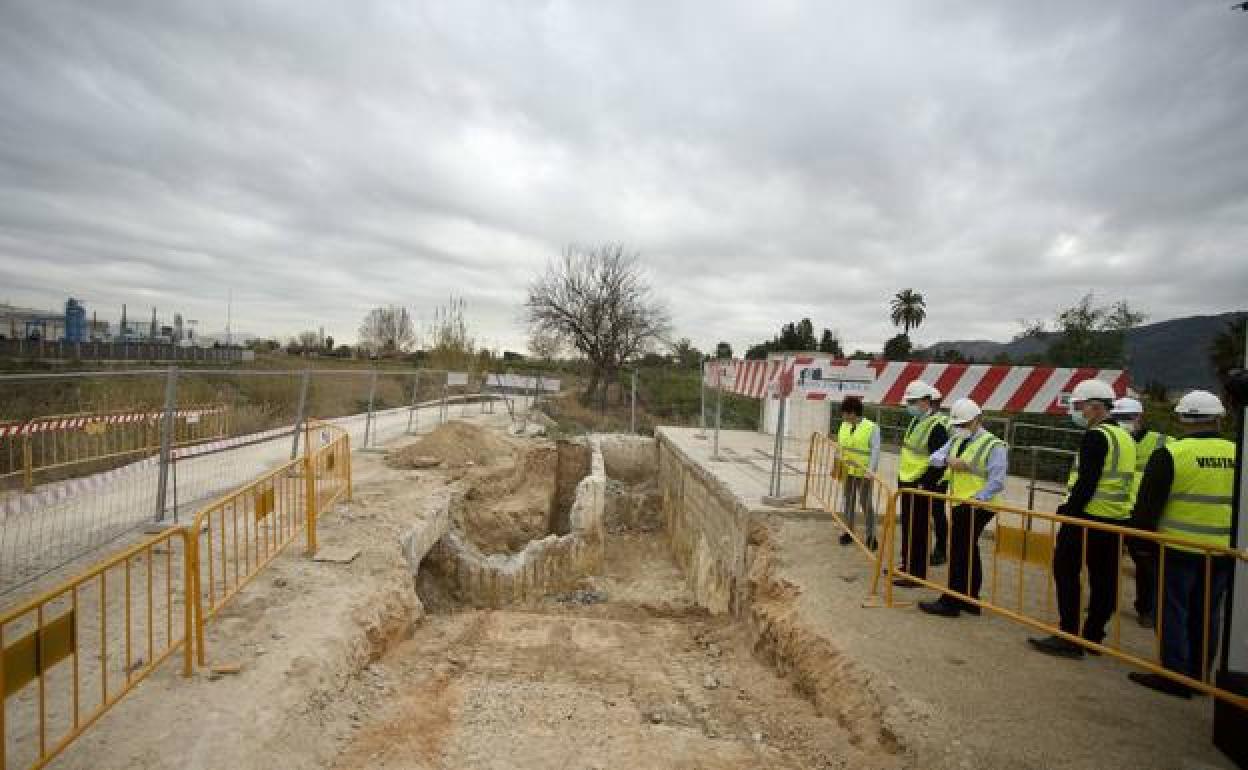 El alcalde de Murcia, José Ballesta, visita las obras en la arqueta del colector ubicado frente a la Estación Depuradora de Aguas Residuales Murcia, este miércoles. 
