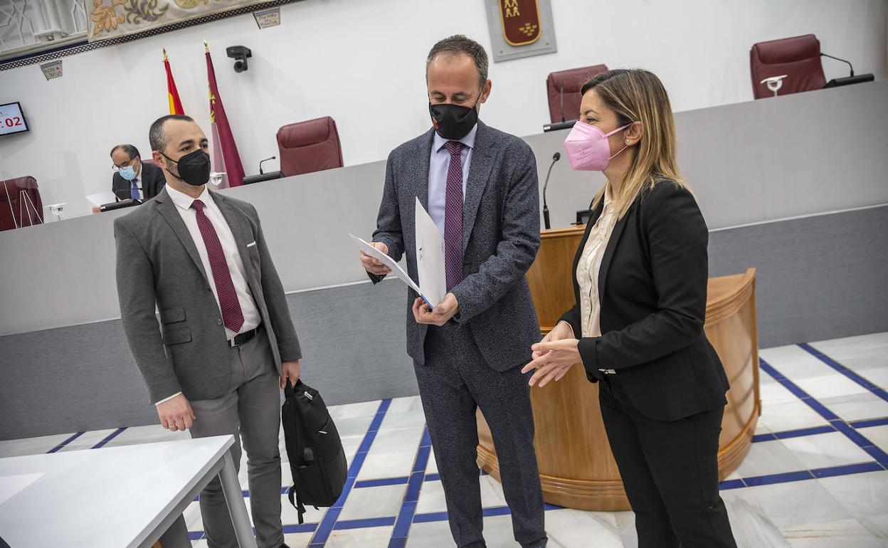 Javier Celdrán con los diputados Juan Antonio Mata y María Dolores Valcárcel, antes del pleno. 