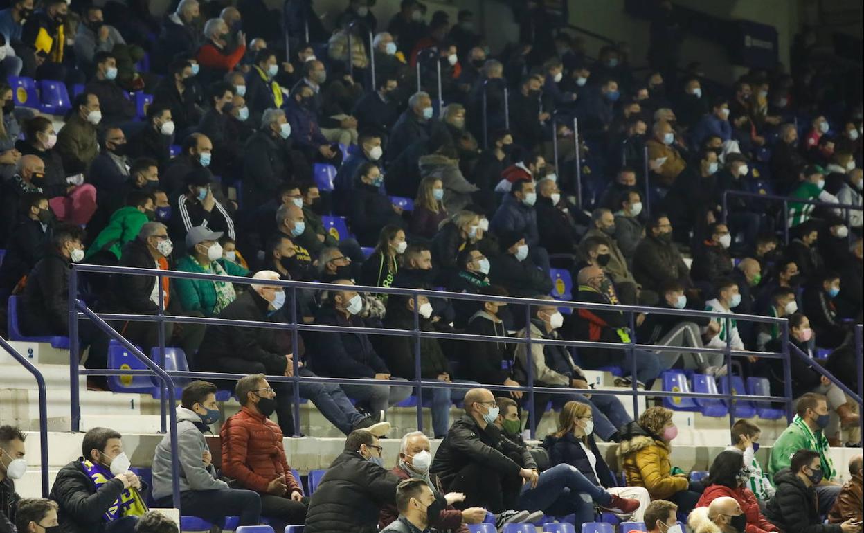 Público en las gradas, el pasado 17 de diciembre, en el partido del Real Murcia contra el Betis B.