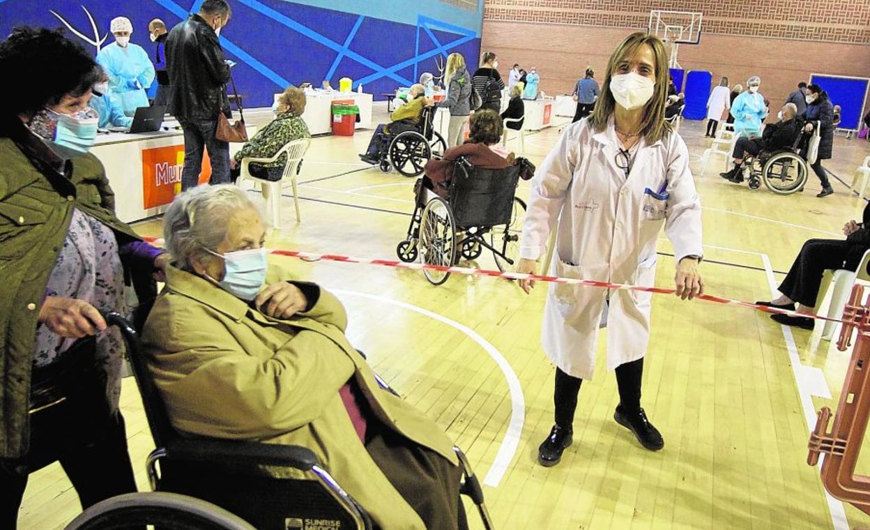 Personas mayores de 80 años esperan su turno para vacunarse, el pasado viernes en el Palacio de los Deportes de Murcia. 