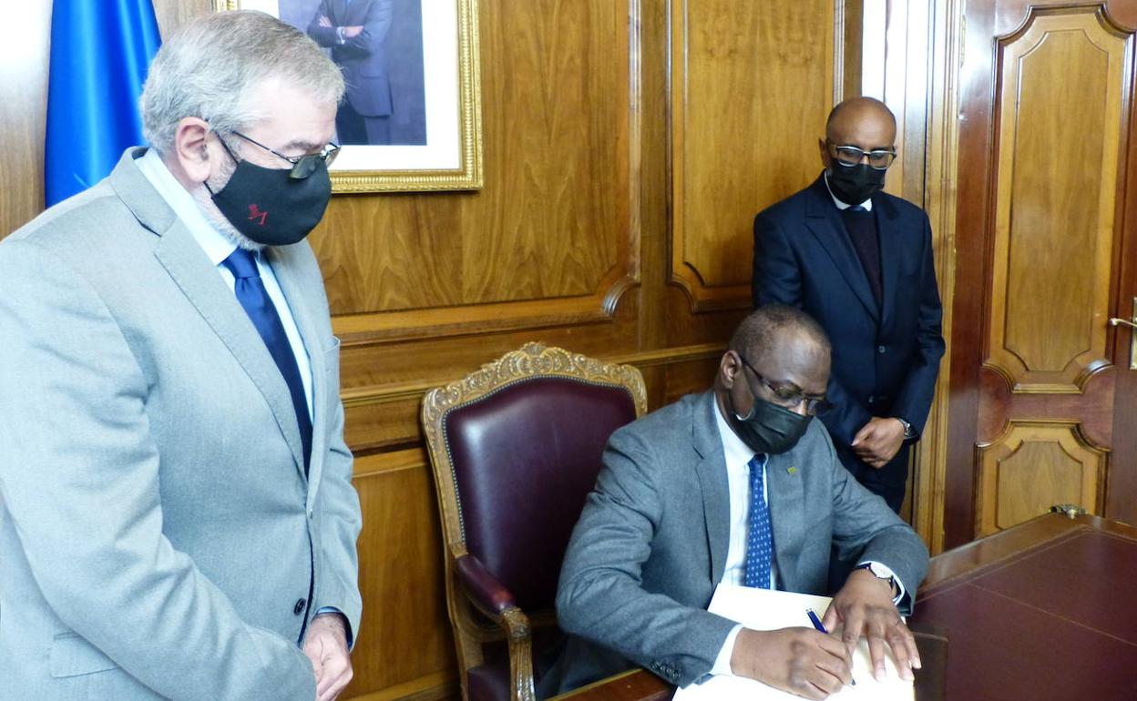 Visita al Parlamento autonómico de una delegación del país africano, este jueves.