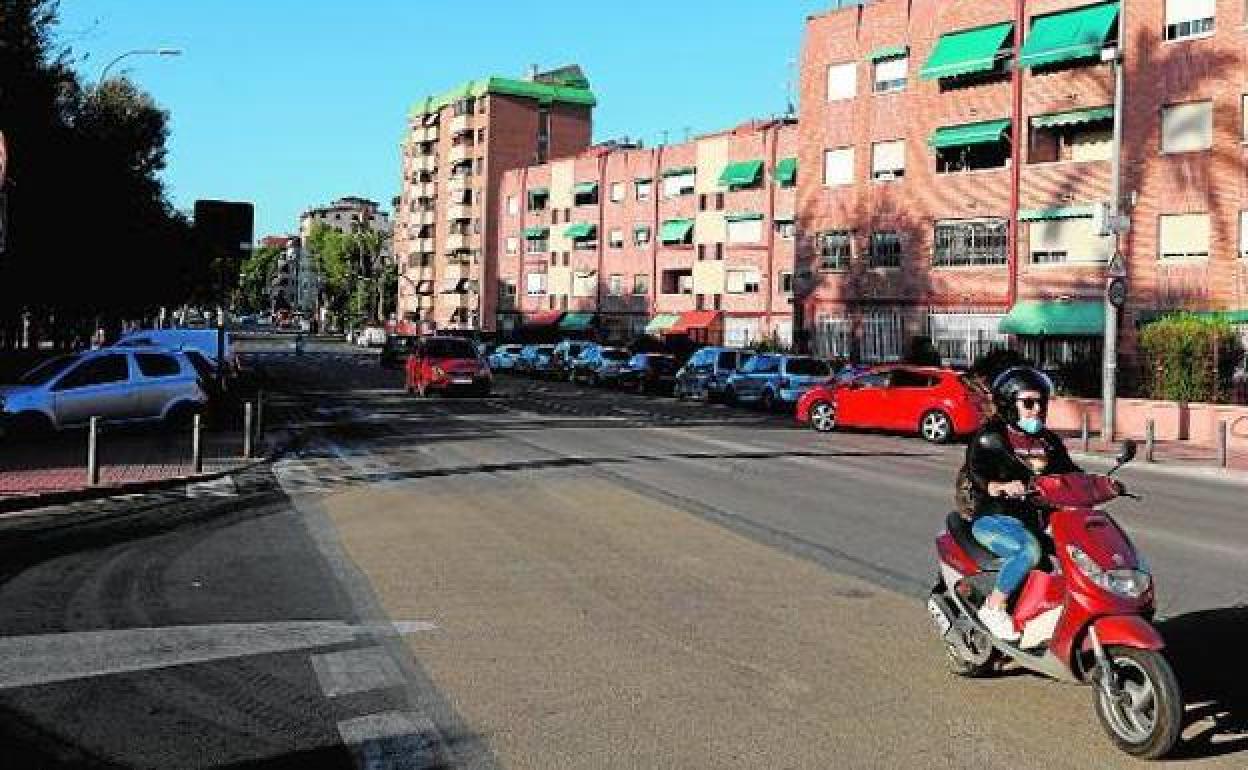 Una moto circula por una calle pavimentada con asfalto frío, en una imagen de archivo.