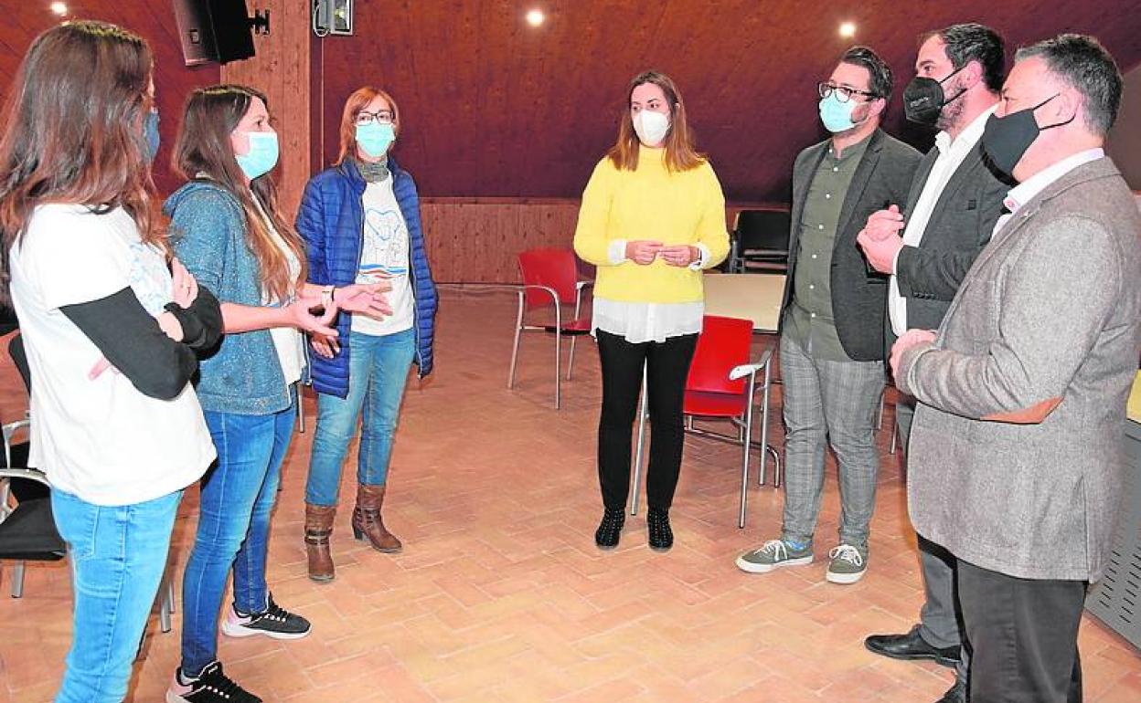 Las representantes de Saldremos a flote hablan con el regidor (2d). 