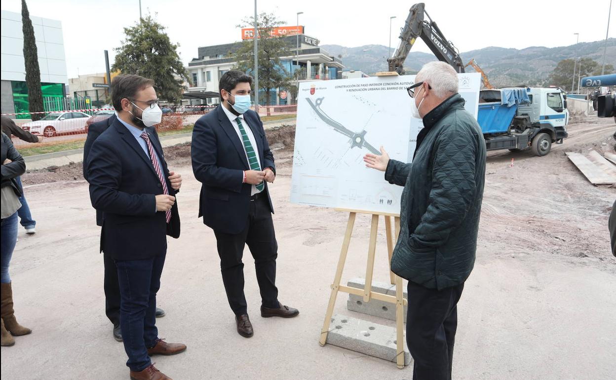 López Miras visita los trabajos del paso subterráneo de la rotonda de San Antonio, financiada con los fondos del BEI. 