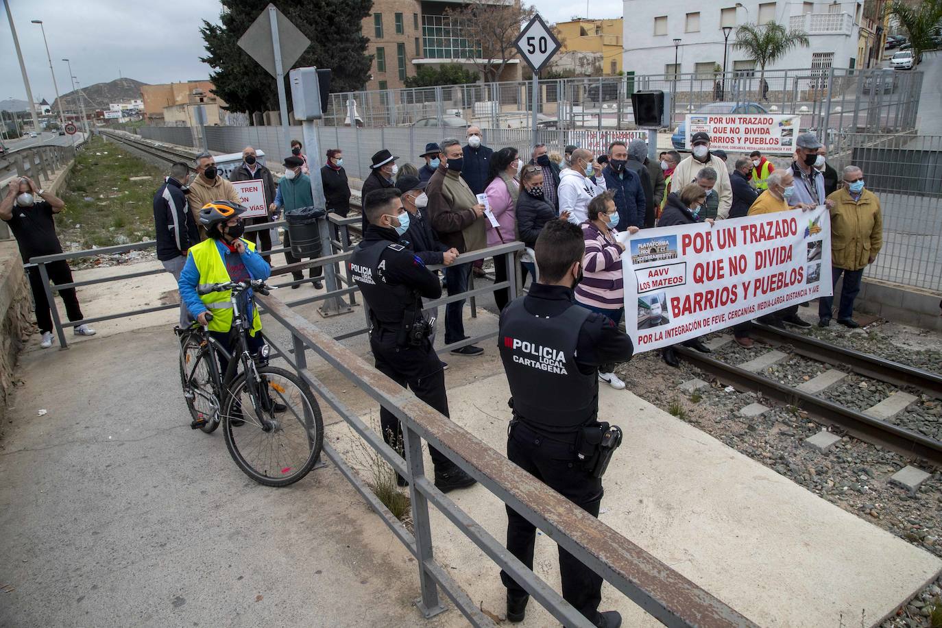 Fotos: Representantes vecinales se concentran en el paso a nivel de Los Mateos para exigir su eliminación