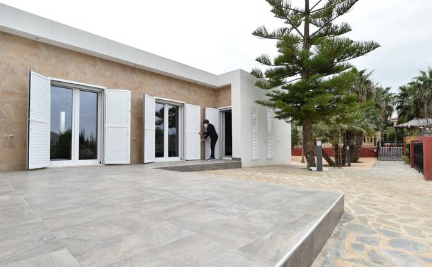 Galería. La casa de campo de Raúl Pérez, ampliada con una estructura modular de IMS Building.