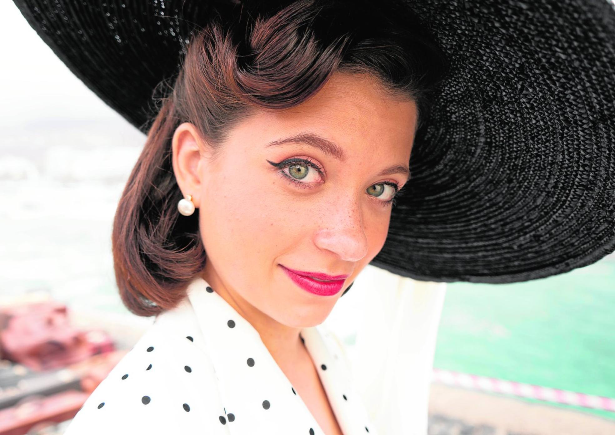 La joven actriz Amparo Piñero realizó el casting para el papel de Carmen mediante videollamada desde Italia, donde acaba de grabar otra serie. 