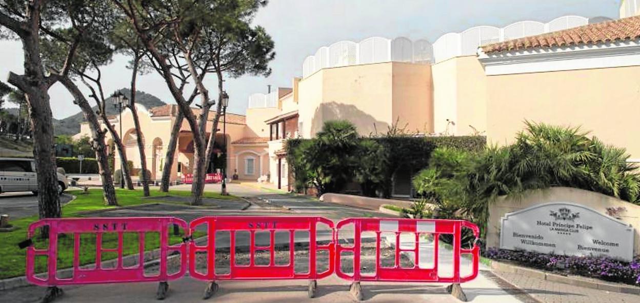 Uno de los accesos al hotel La Manga Club, ayer, cortado por obras. 