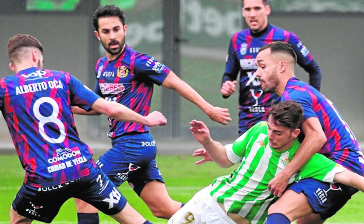 Ayoze agarra a Raúl García, delantero del Betis, ante la mirada de Javi Saura y Alberto Oca.