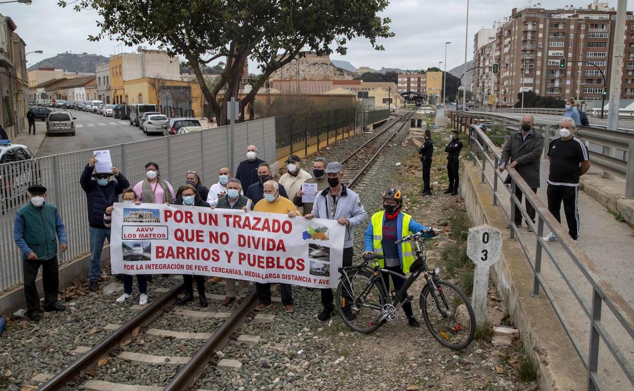 Protesta en las vías del tren este sábado en Los Mateos.