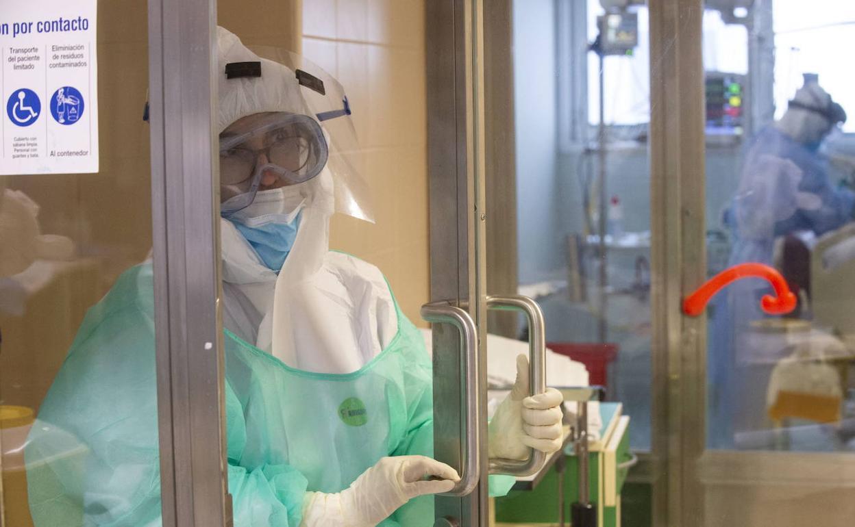 Un sanitario en Urgencias del hospital Reina Sofía, en una imagen de archivo. 