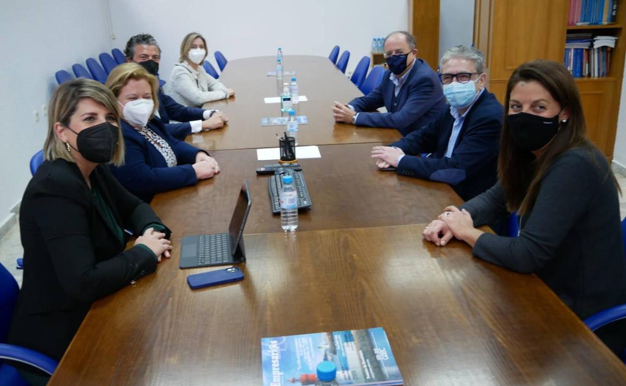 Reunión entre el secretario general del PP en la Región, Miguel Ángel Miralles, y la vicealcaldesa en el Ayuntamiento de Cartagena, Noelia Arroyo, con el presidente de la Federación de Empresarios del Metal de la Región de Murcia (FREMM), Alfonso Hernández Zapata, y la presidenta de la Confederación Comarcal de Organizaciones Empresariales de Cartagena (COEC), Ana Correa, llevada a cabo este martes.