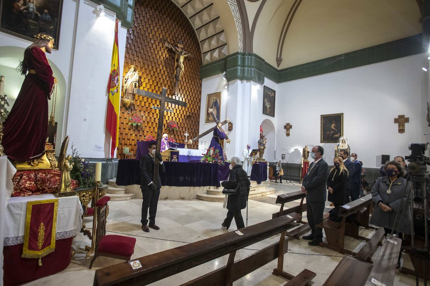 Fotos: Cien marrajos acuden al Vía Crucis